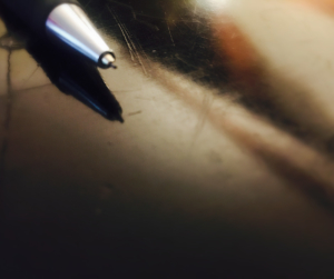 Bleistiftspitze auf dem Deckel eines Flügels